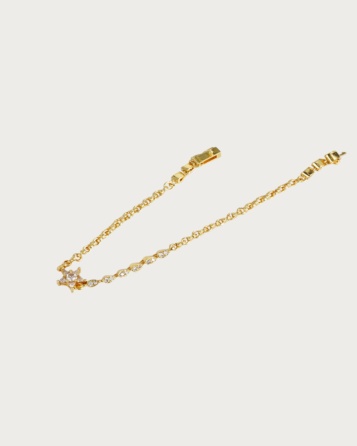 Pulsera dorada con estrella brillante