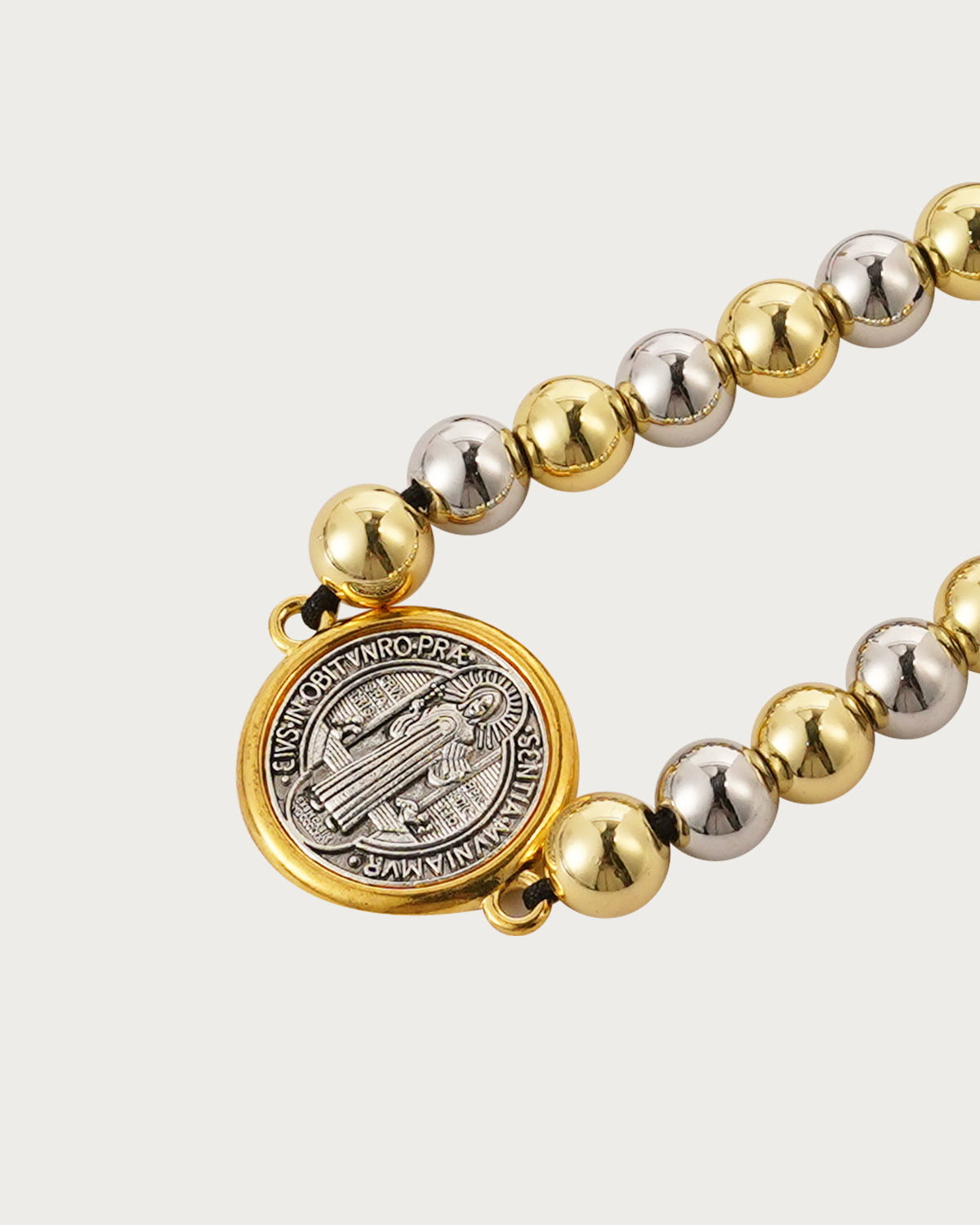 Pulsera dorada con cuentas de hilo de la Virgen María