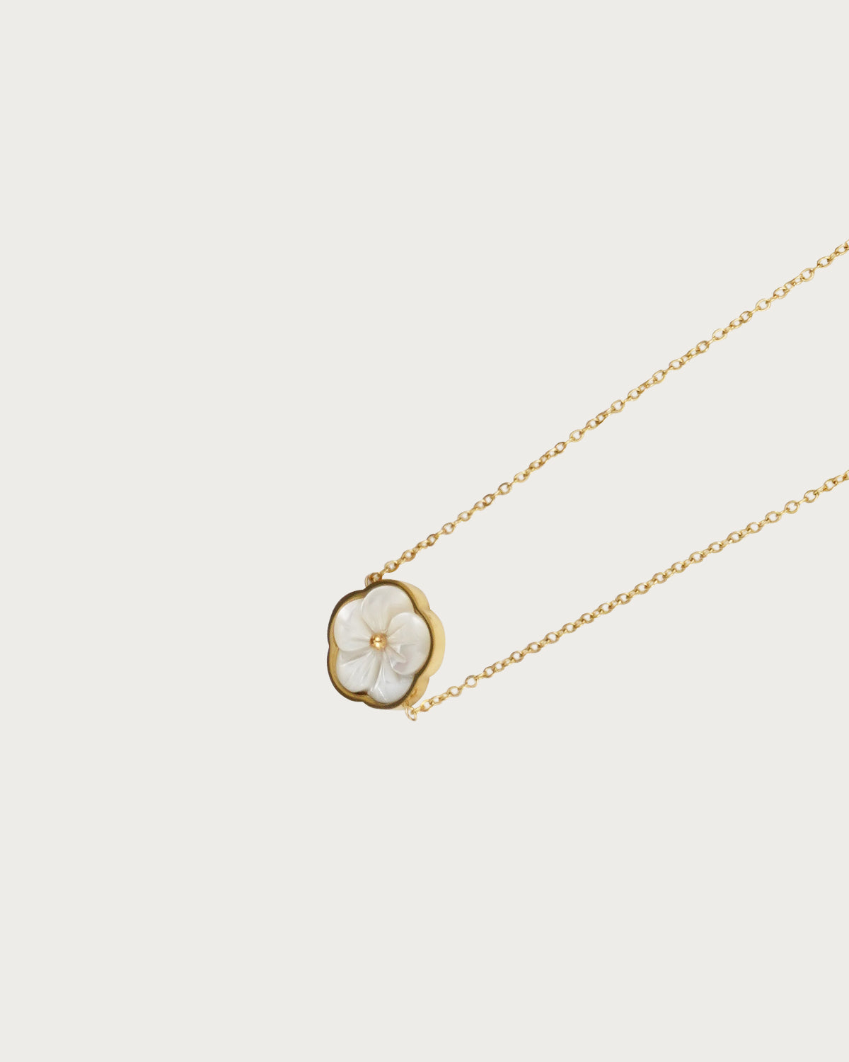 Pulsera dorada de nácar con flor blanca