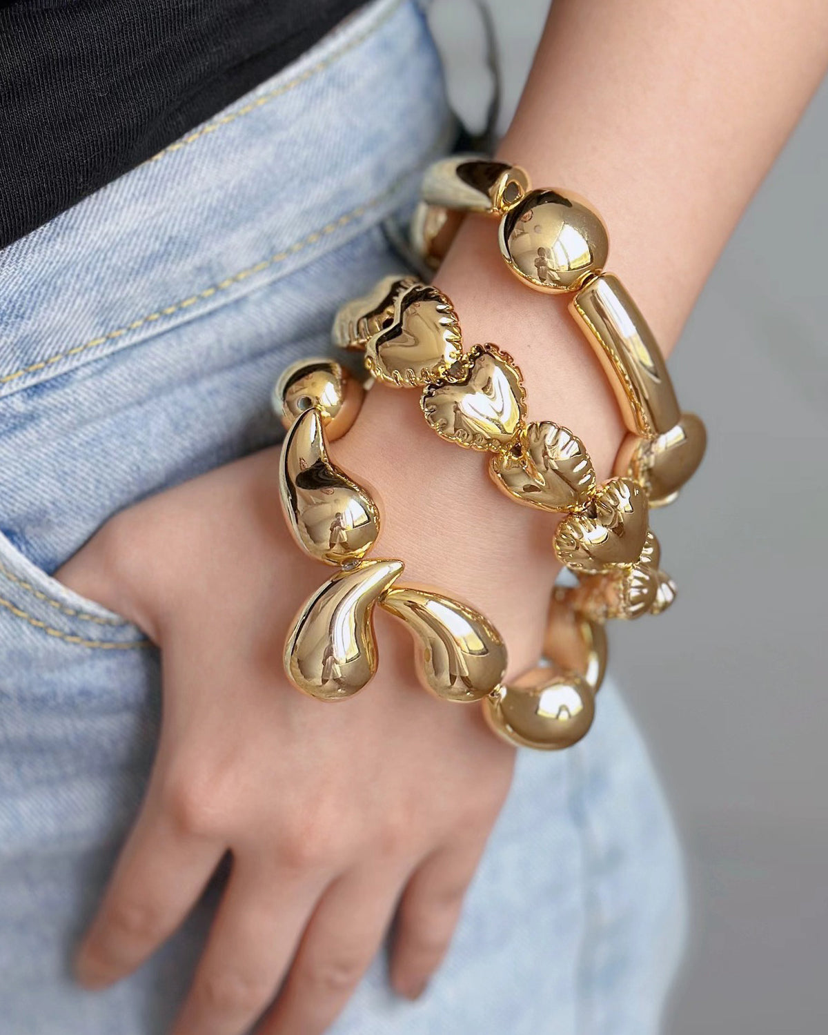 Pulsera elástica dorada con gotas de agua