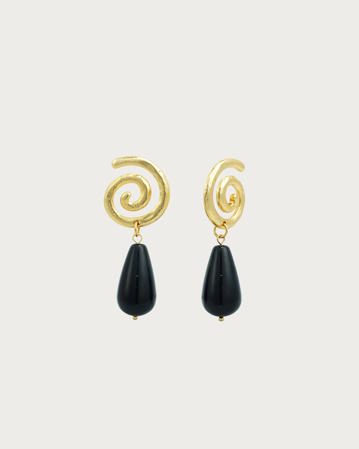 Pendientes colgantes dorados de obsidiana negra