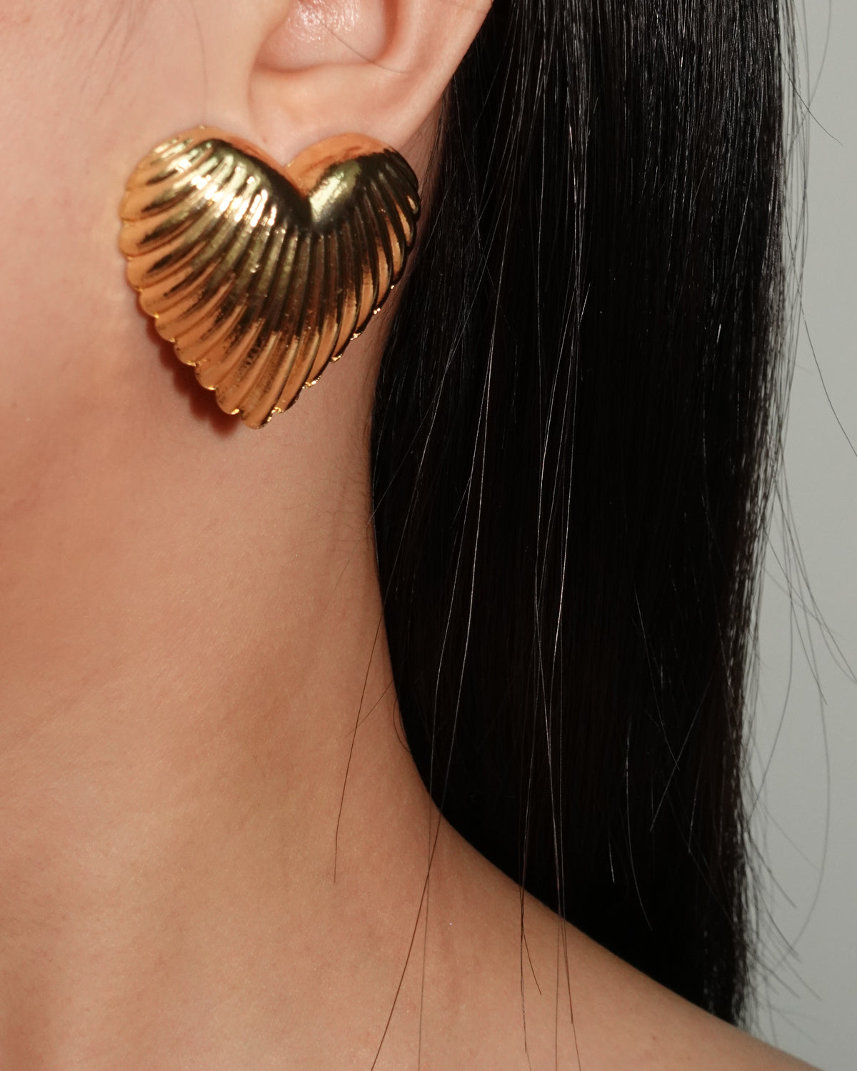 Cara Retro Ribbed Heart Golden Stud Earrings