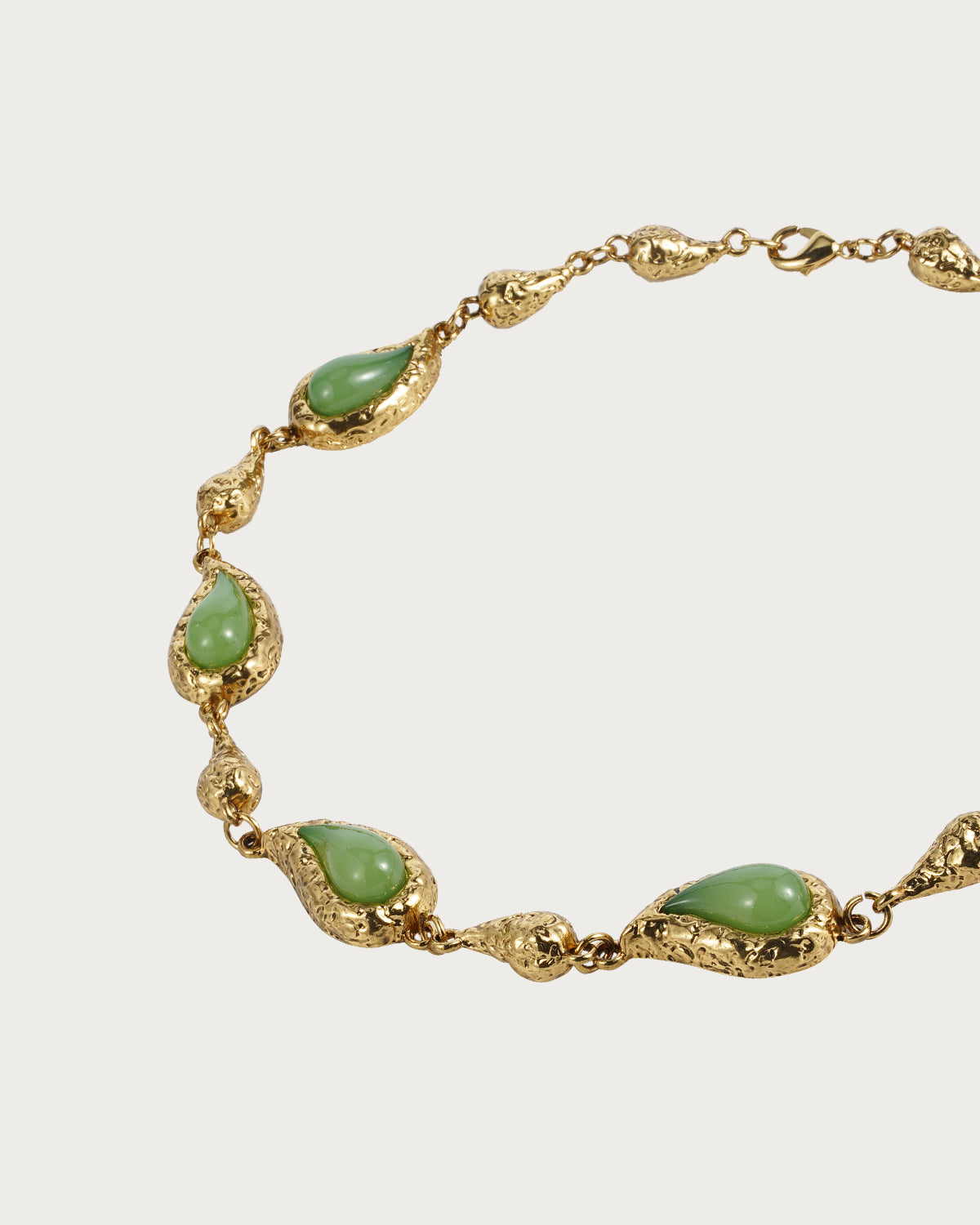Collar vintage de resina verde y dorado