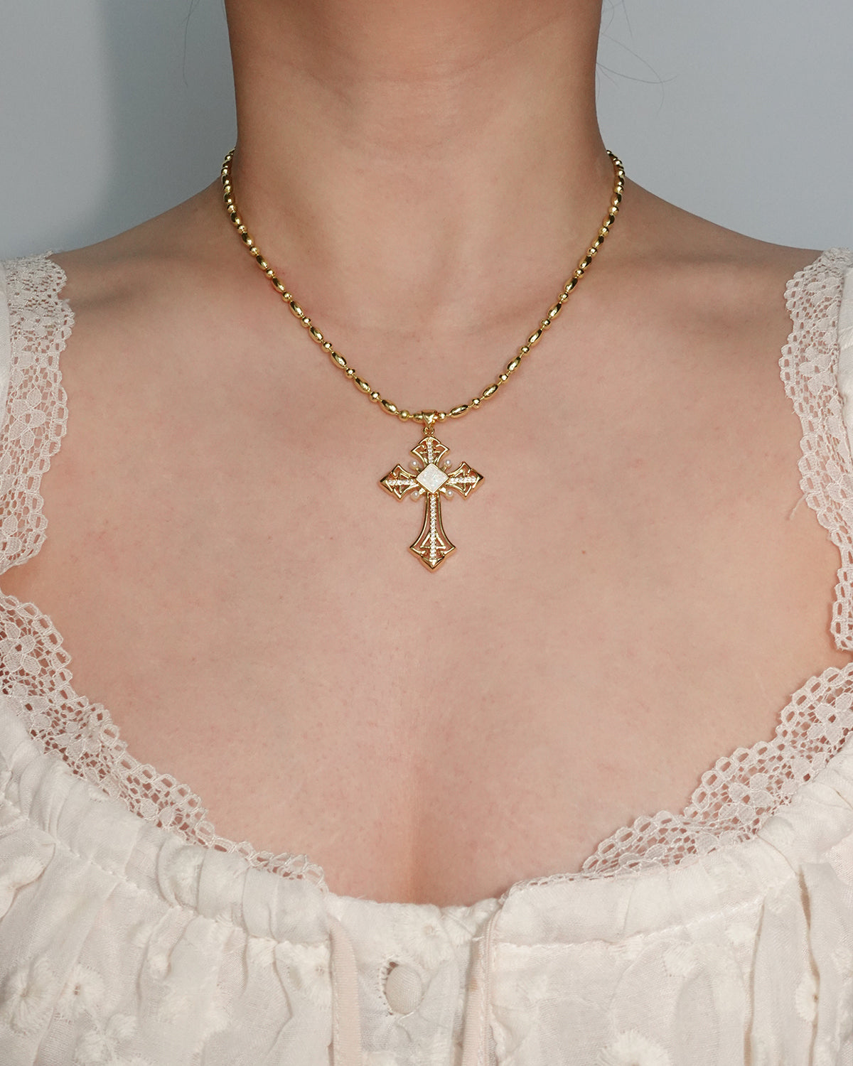 Collar con colgante de cruz dorada vintage