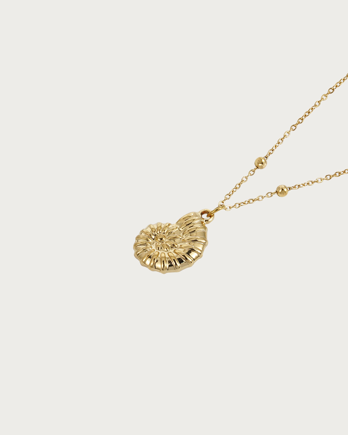 Collar con colgante de caracol dorado