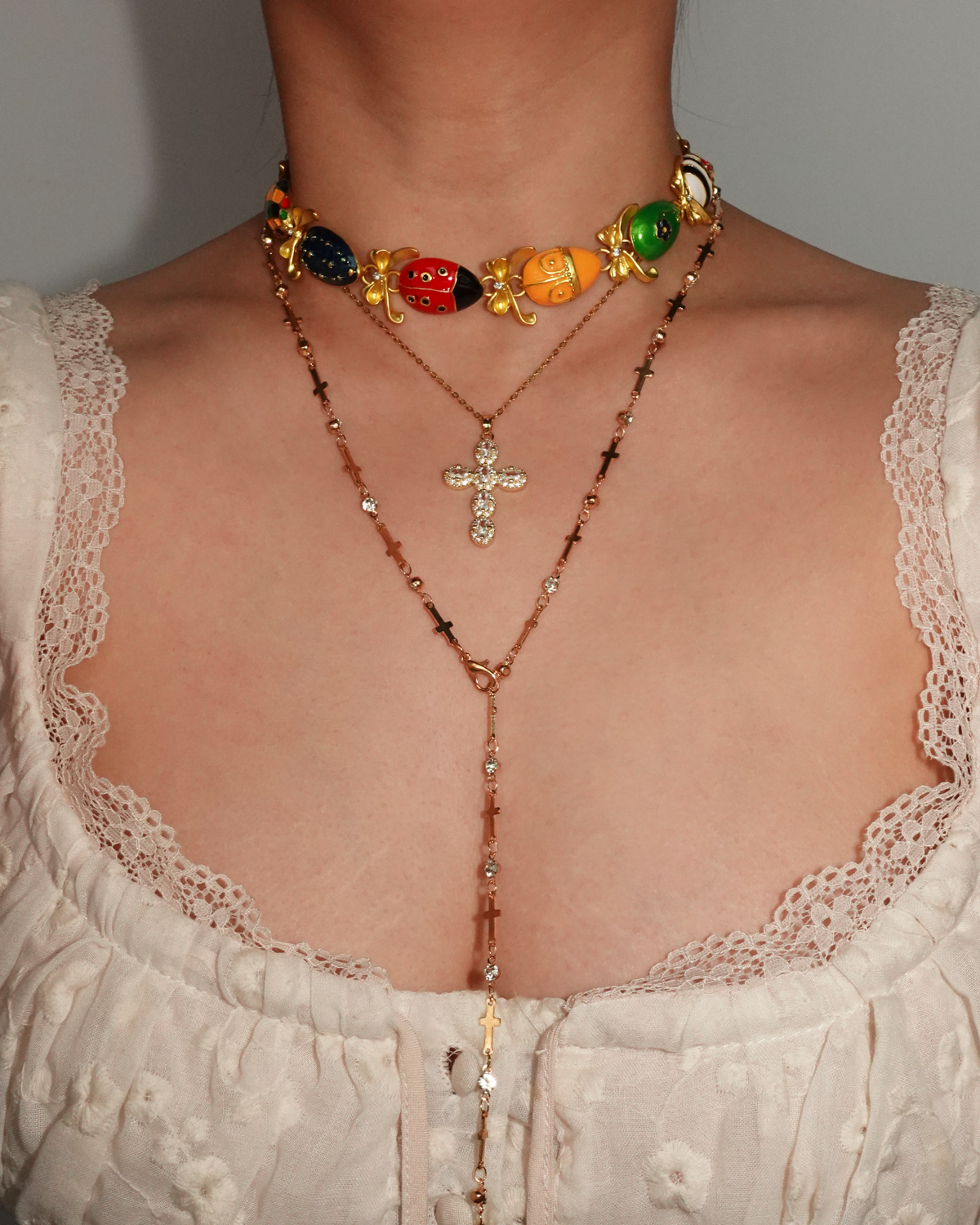 Collar con colgante dorado de cruz ovalada retro