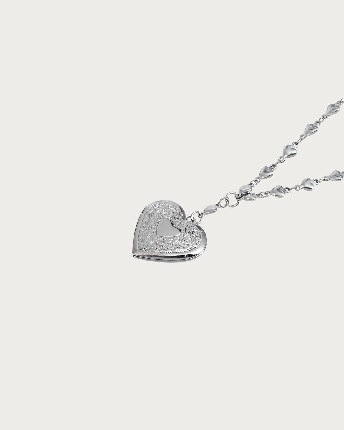 Collar con colgante de medallón de plata con forma de corazón