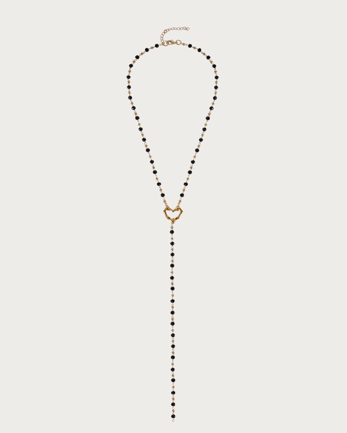 Collar de lazo dorado con corazón de cuentas negras