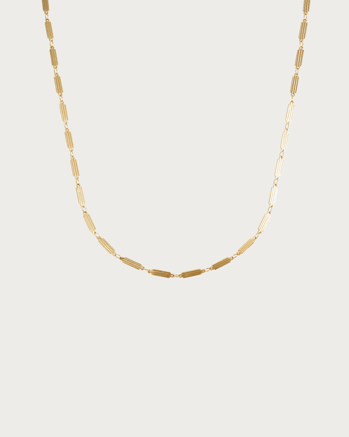 Collar dorado con eslabones rectangulares pequeños