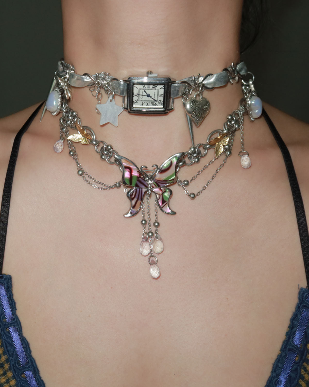 Gargantilla de plata con forma de corazón y reloj