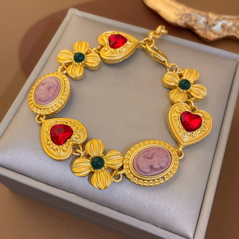 Pulsera vintage dorada con piedras preciosas y corazón de flores