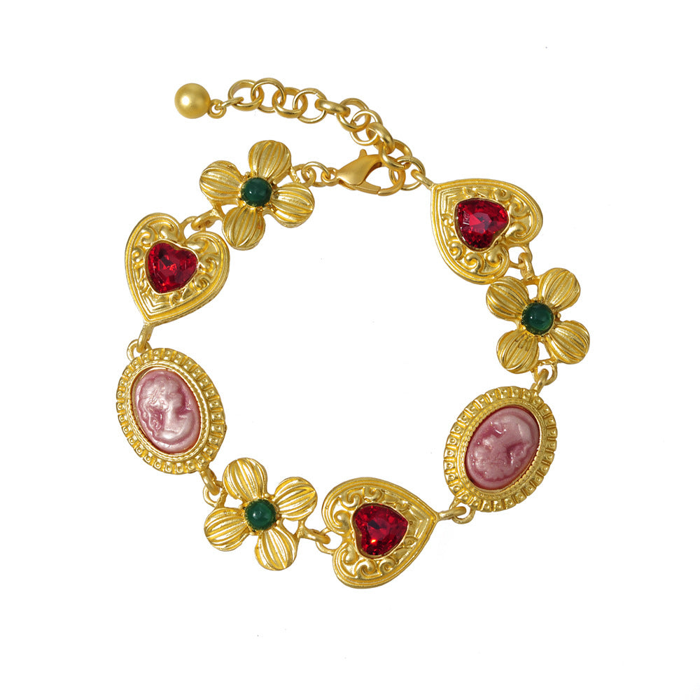 Pulsera vintage dorada con piedras preciosas y corazón de flores