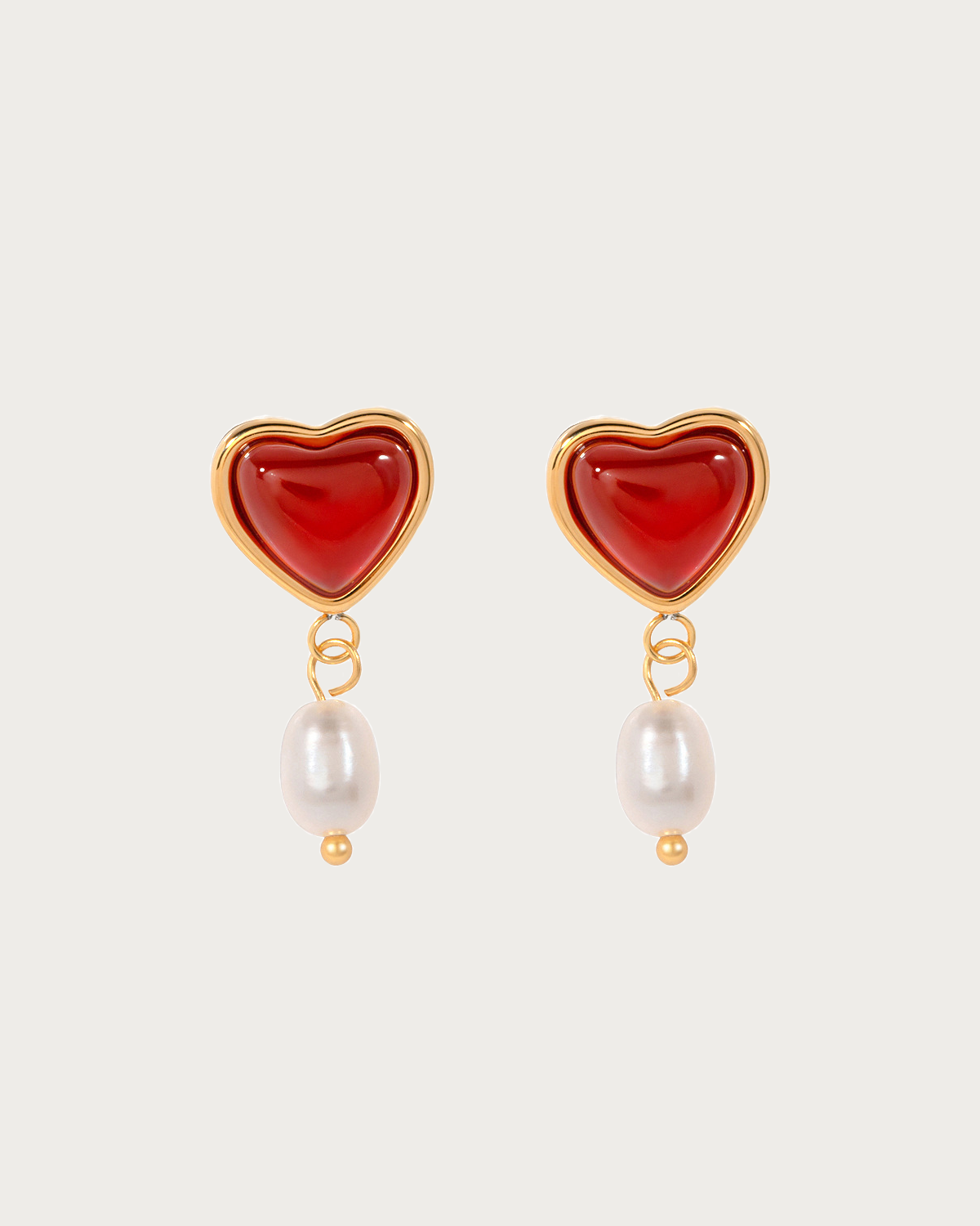 Pendientes colgantes dorados con perla de corazón rojo