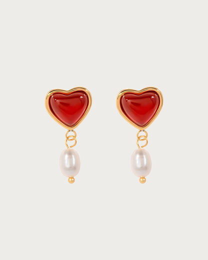 Pendientes colgantes dorados con perla de corazón rojo