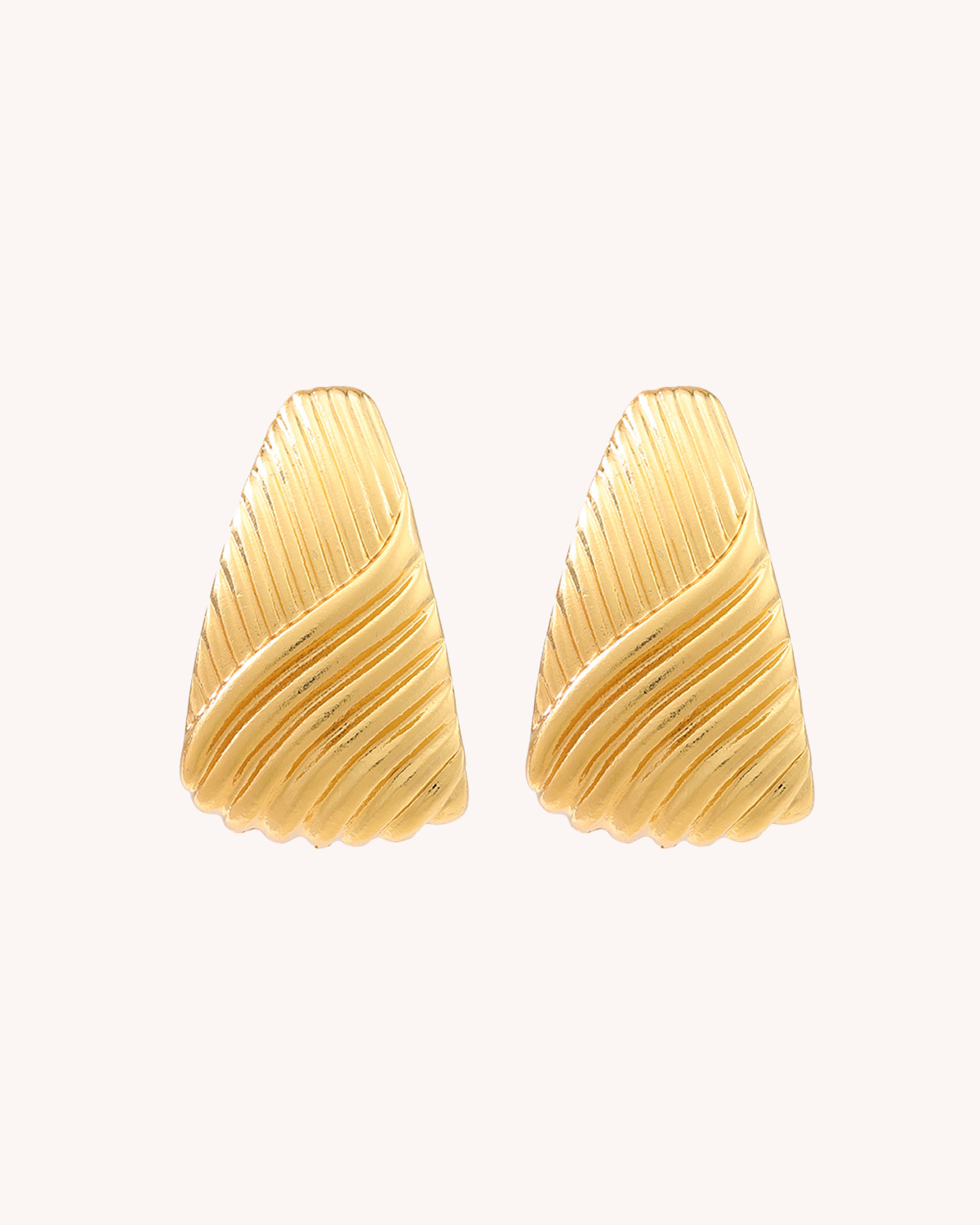 Pendientes triangulares dorados en relieve