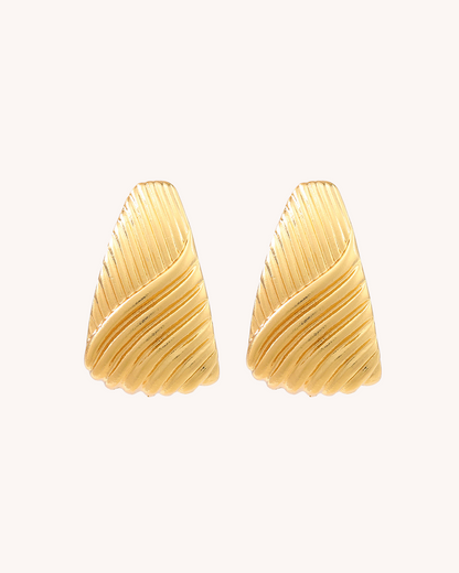 Pendientes triangulares dorados en relieve