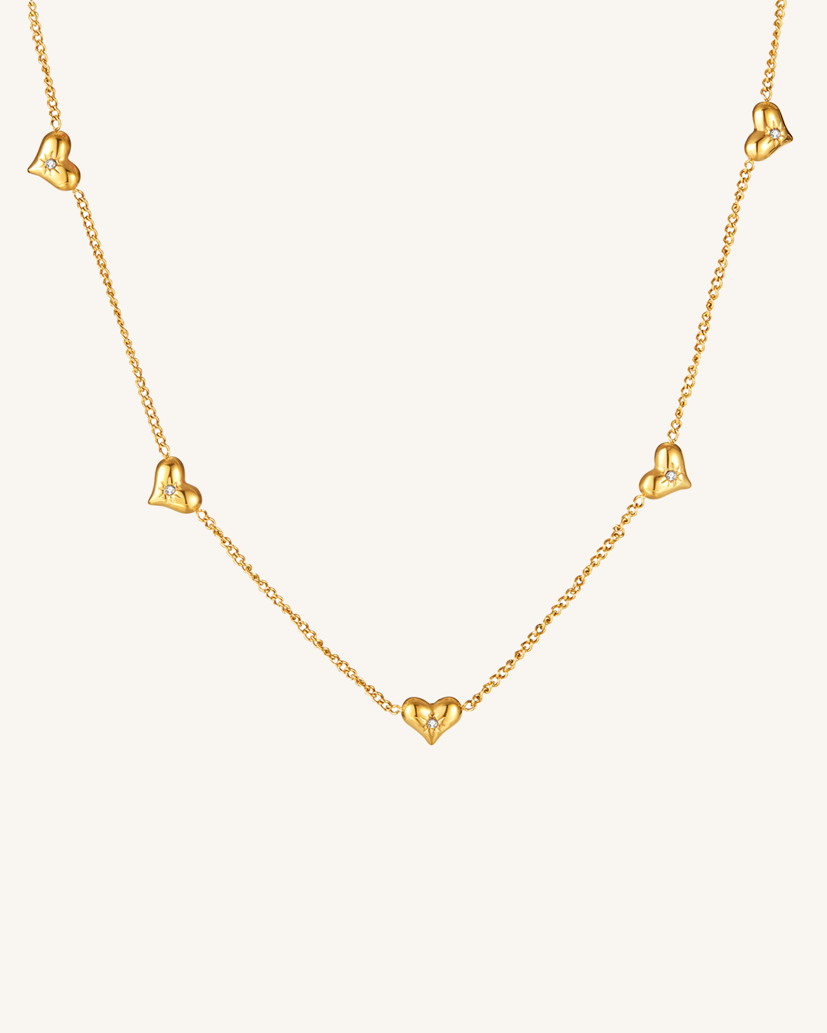 Collar dorado con pequeños corazones brillantes