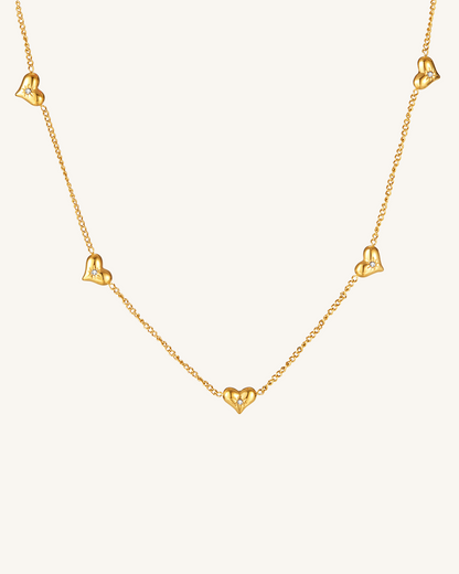 Collar dorado con pequeños corazones brillantes