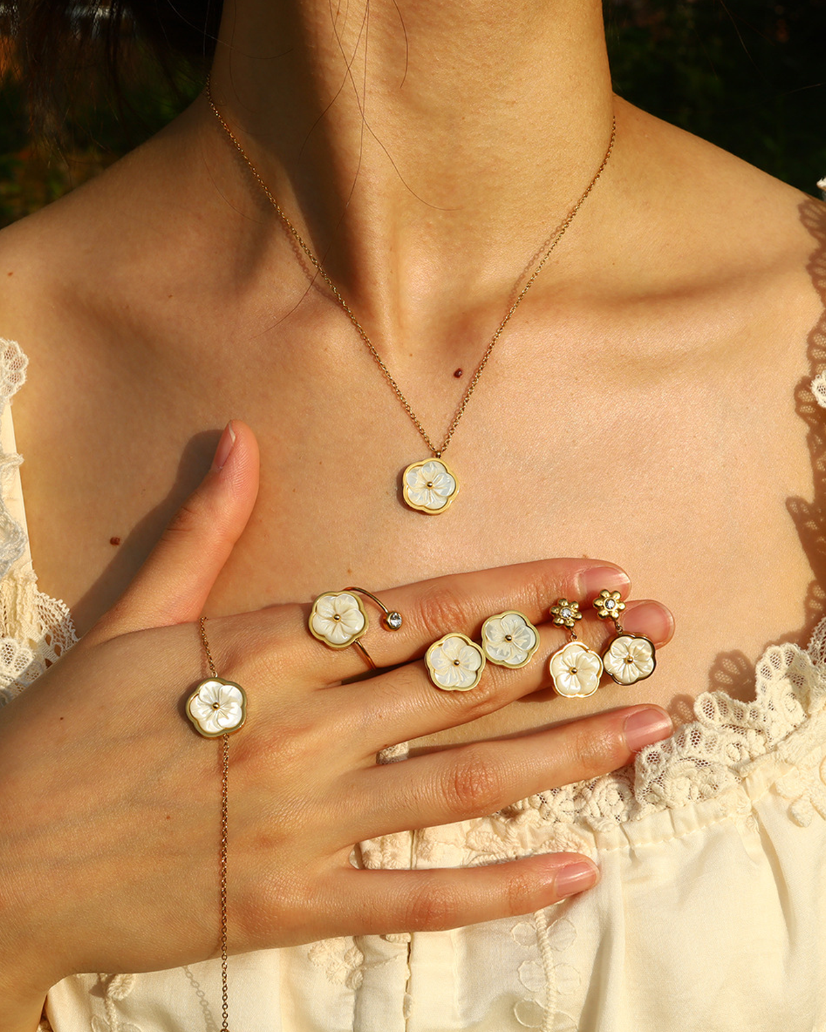 Pulsera dorada de nácar con flor blanca