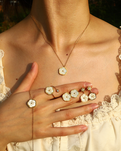 Pulsera dorada de nácar con flor blanca