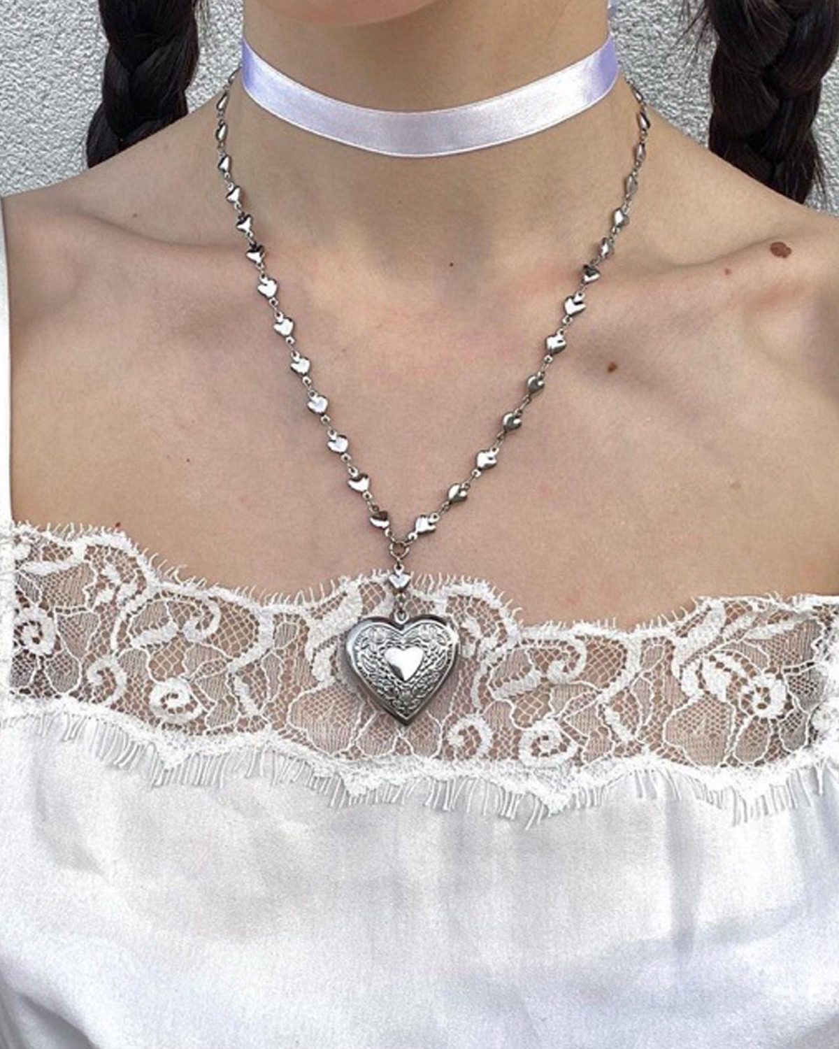 Collar con colgante de medallón de plata con forma de corazón