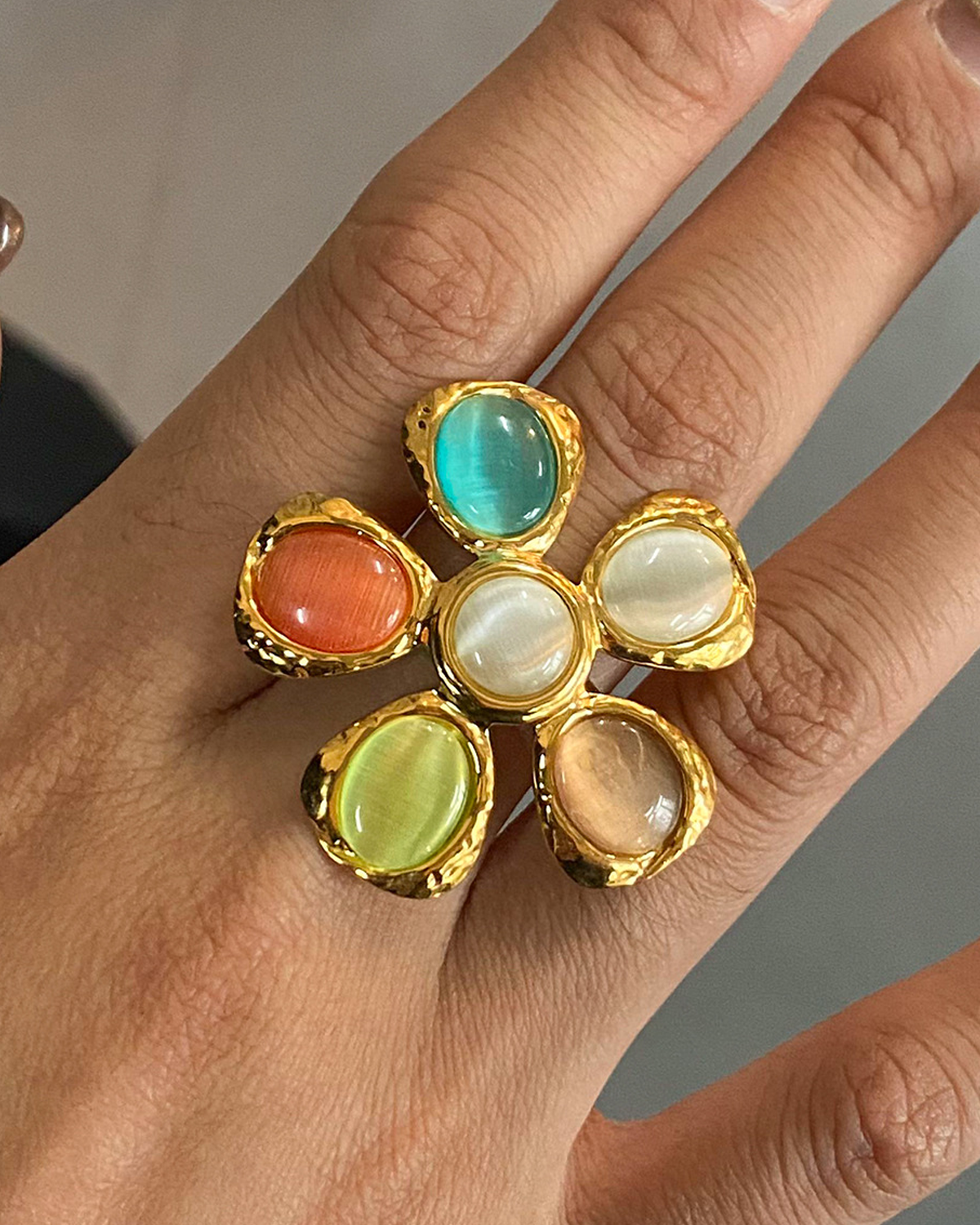 Anillo dorado con flor de arcoíris