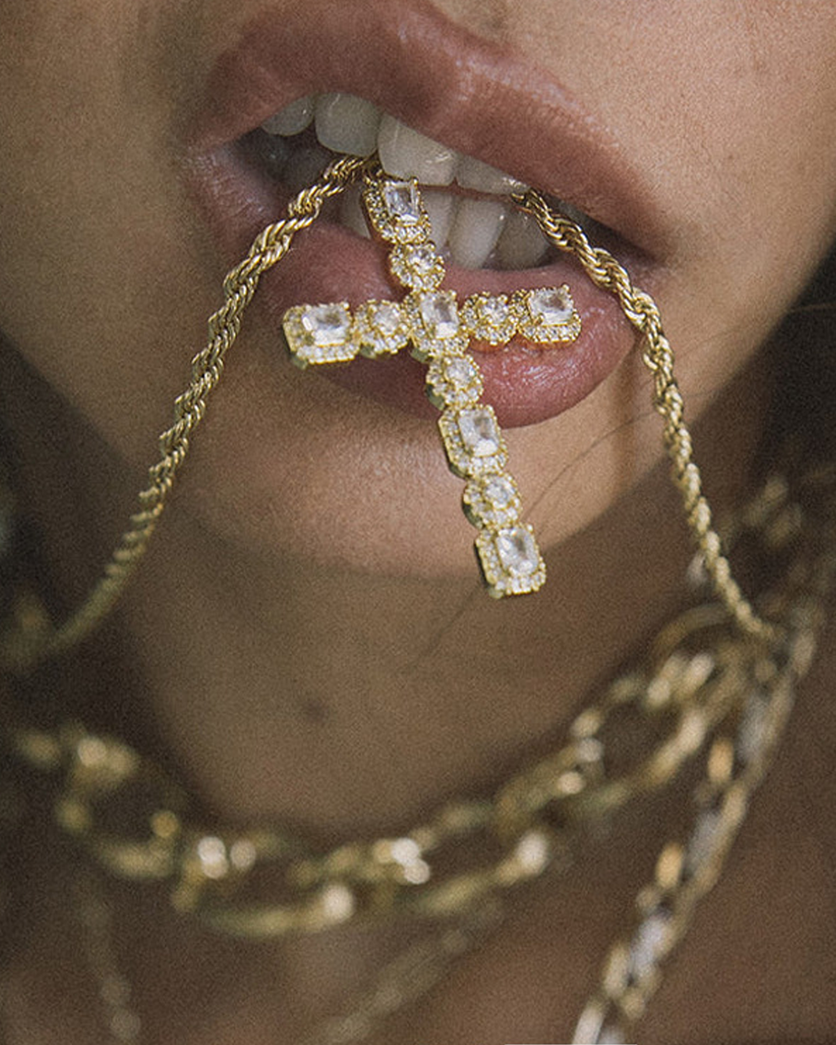 Collar dorado con cruz brillante