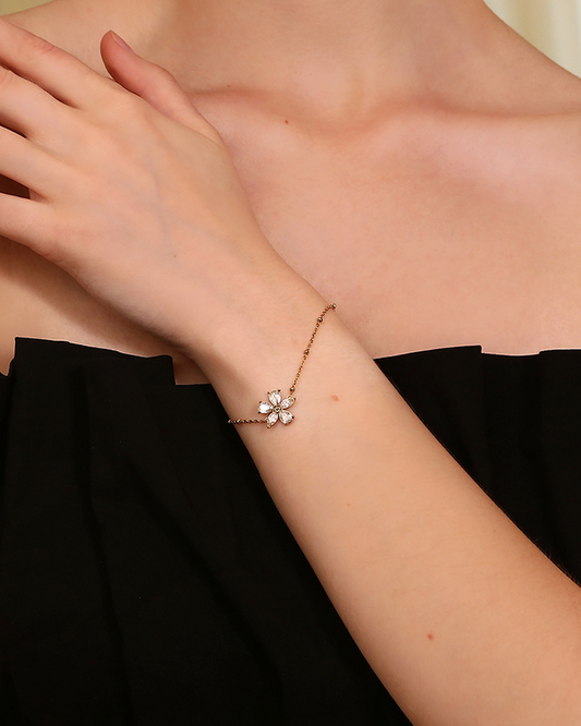 Pulsera dorada con flores