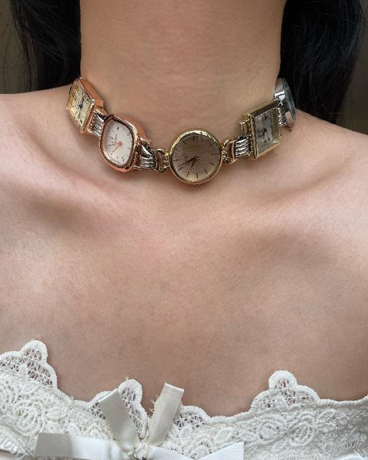 Gargantilla con cinco esferas de reloj
