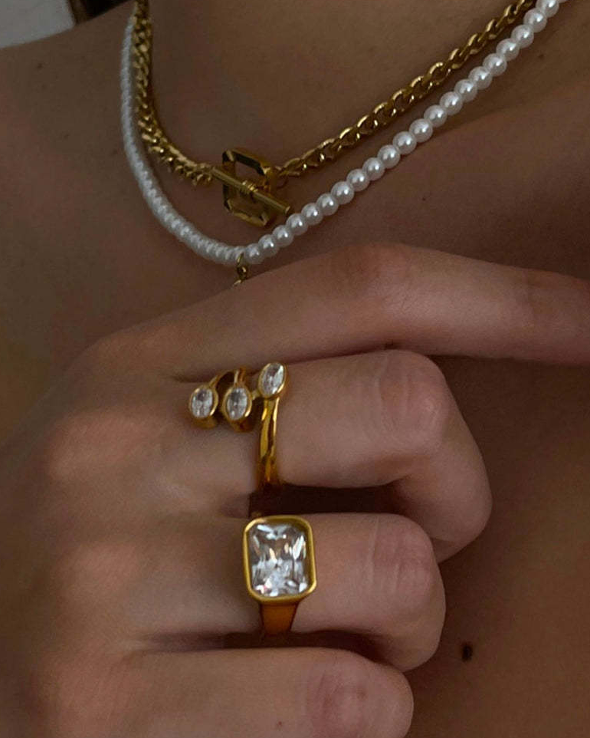 Anillo de cóctel cuadrado dorado