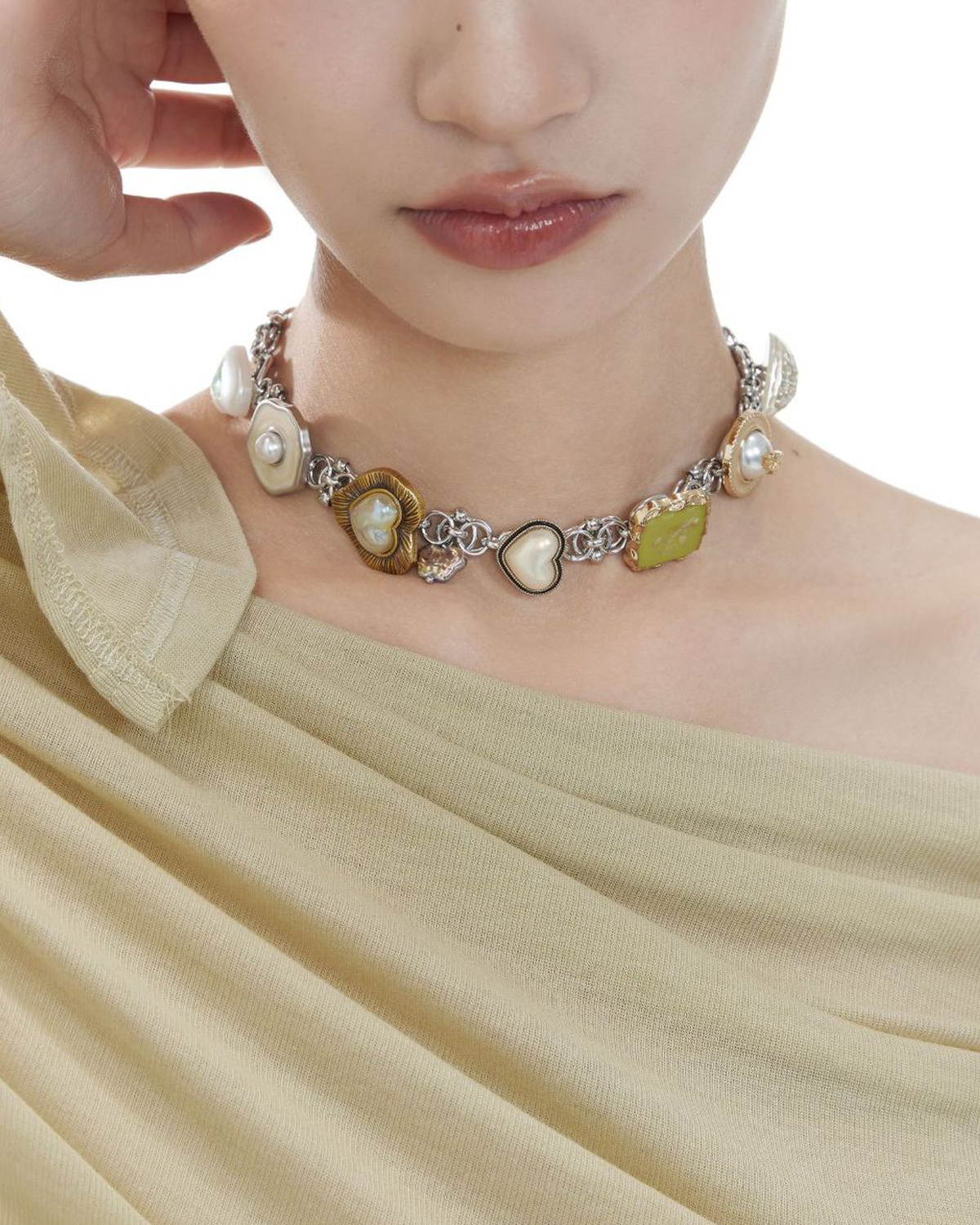 Collar de plata con perlas y botones de corazón