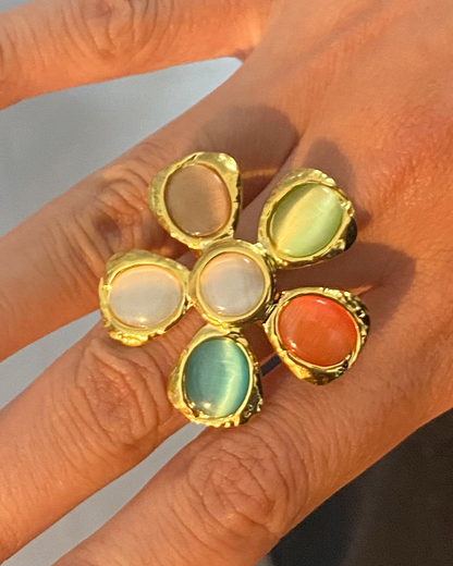 Anillo dorado con flor de arcoíris