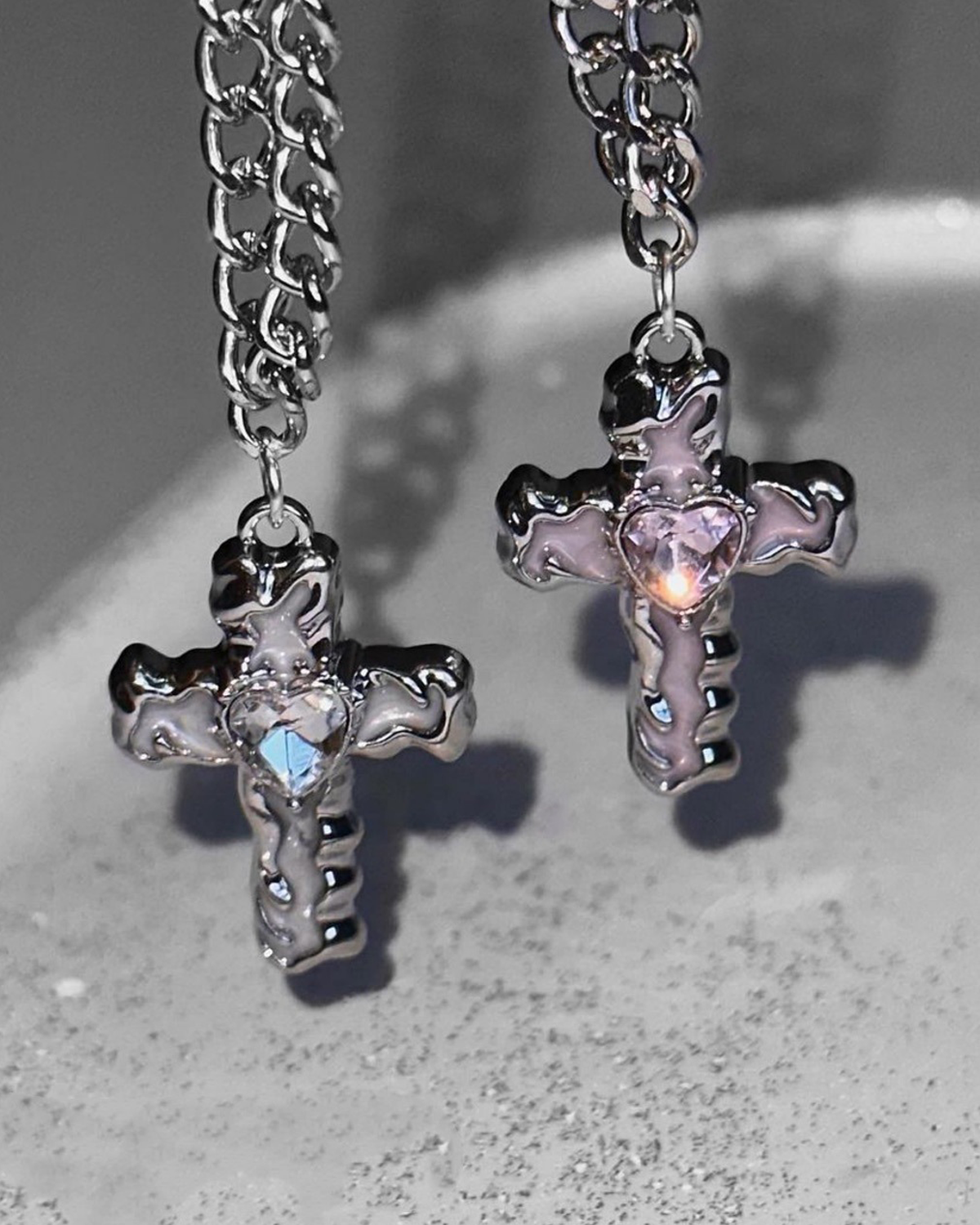 Collar colgante de plata con cruz blanca