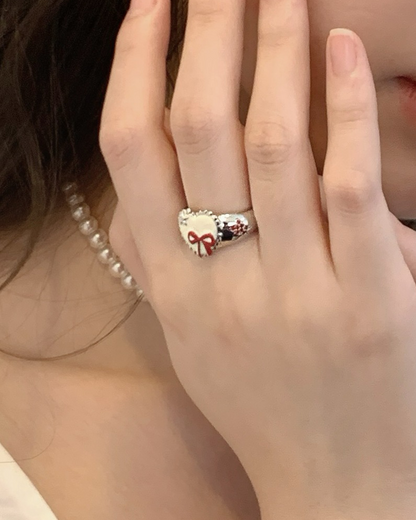 Anillo de plata con lazo rojo, estrella y corazón