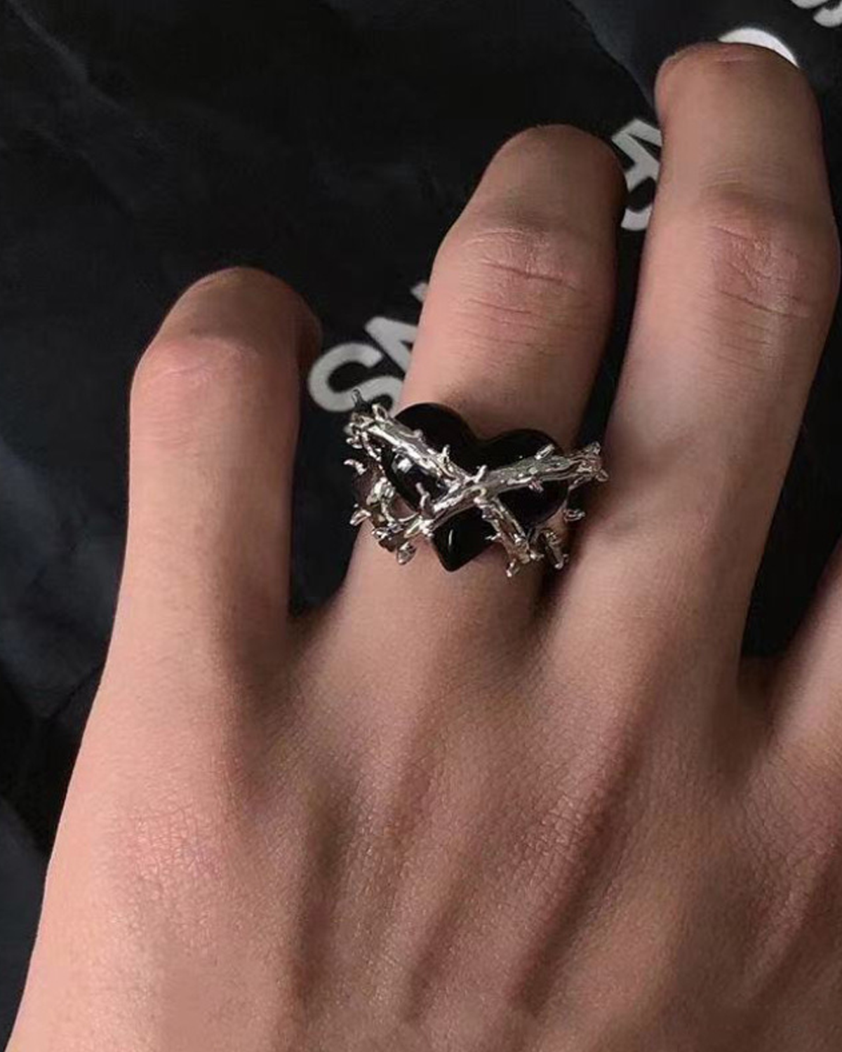 Anillo gótico de plata con corazón negro