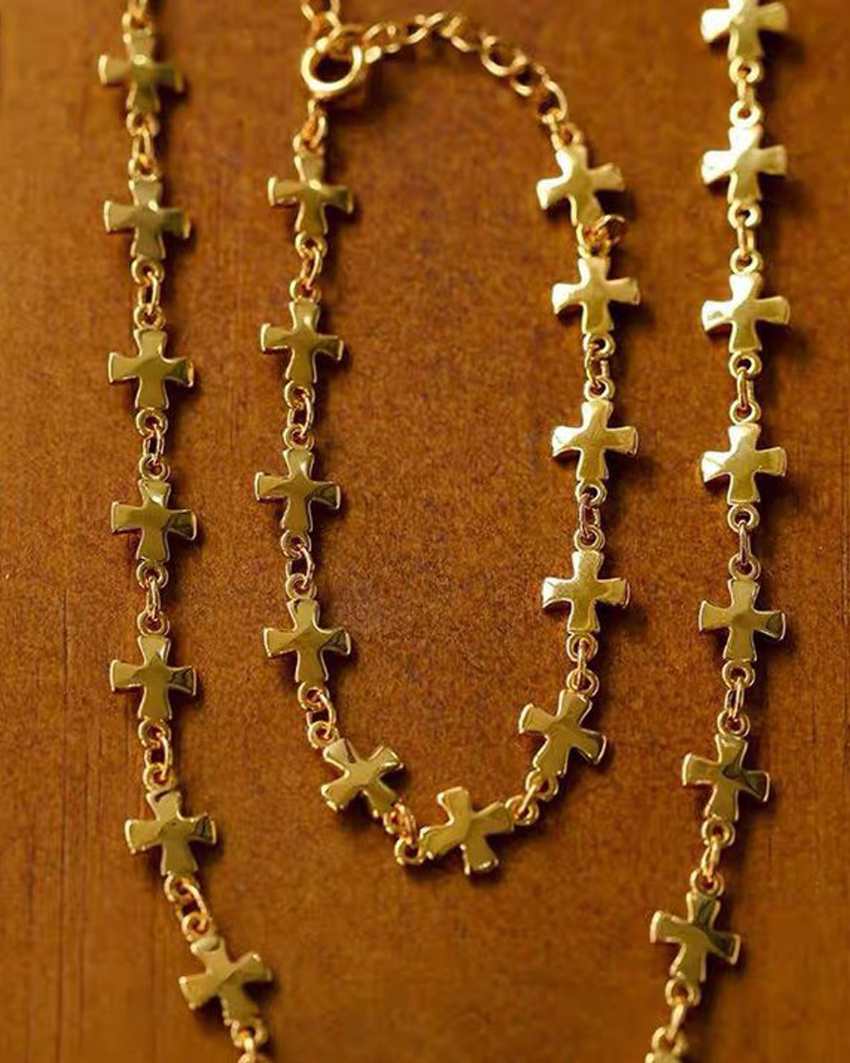 Delicado collar dorado con eslabones cruzados