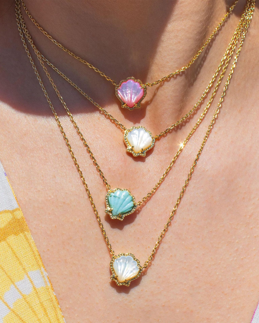 Collar con colgante dorado de concha azul