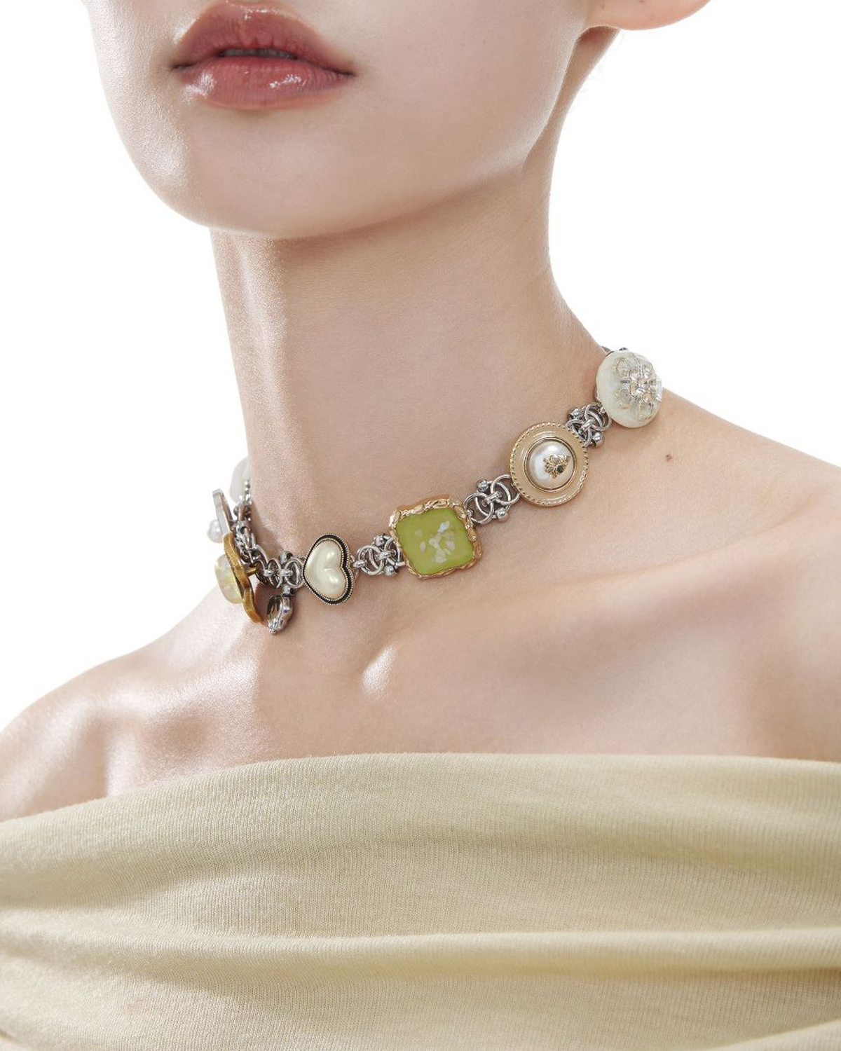 Collar de plata con perlas y botones de corazón