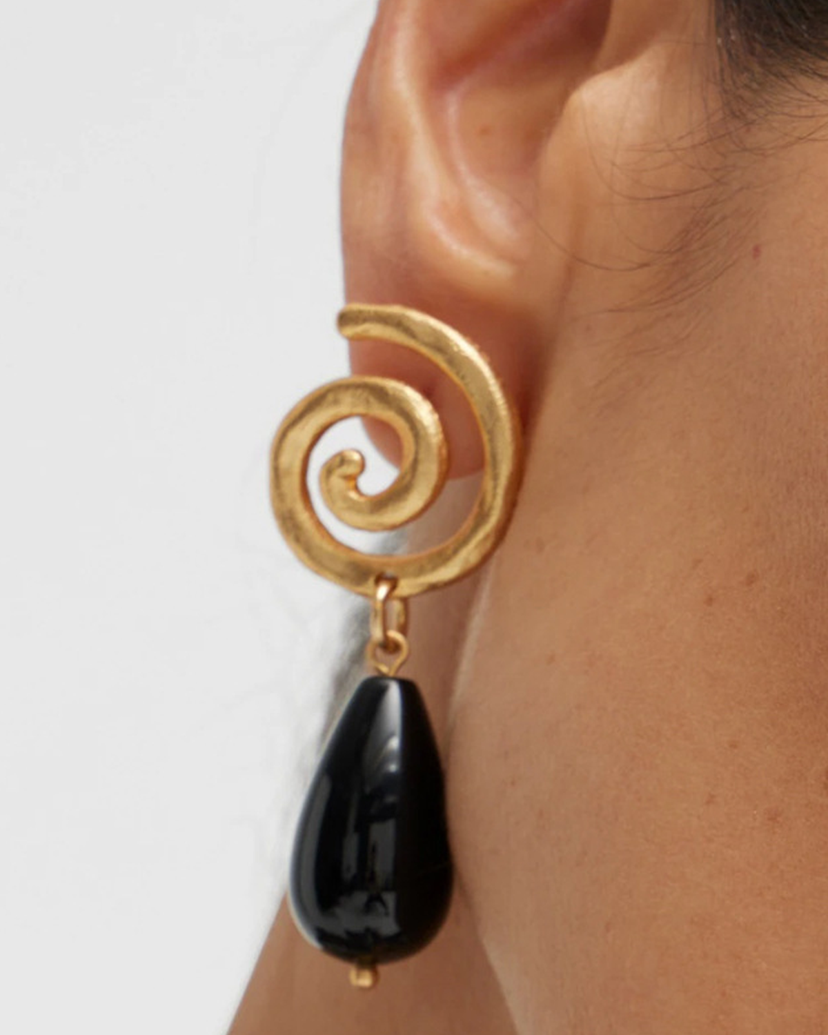 Pendientes colgantes dorados de obsidiana negra