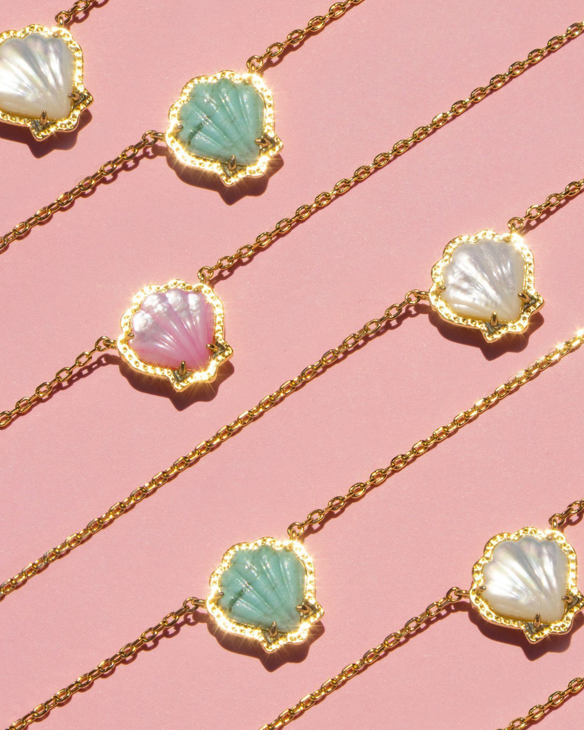 Collar con colgante dorado de concha rosa
