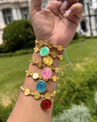 Pulsera dorada con cuentas rosas de la Virgen María