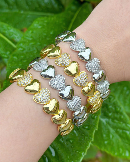 Brazalete de oro con forma de corazón