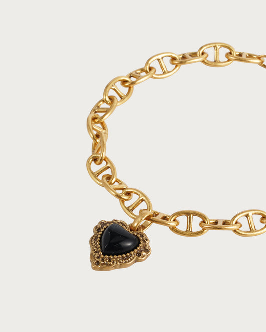 Pulsera dorada con corazón negro