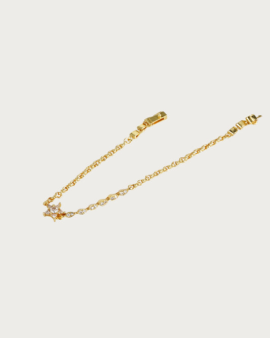 Pulsera dorada con estrella brillante