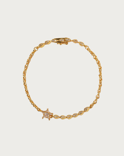 Pulsera dorada con estrella brillante