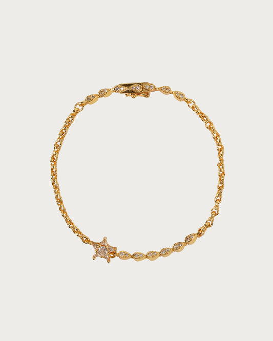 Pulsera dorada con estrella brillante