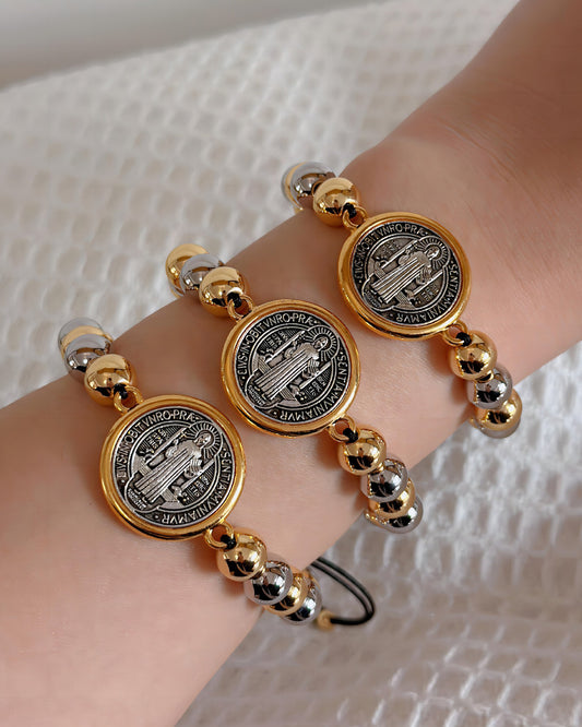 Pulsera dorada con cuentas de hilo de la Virgen María