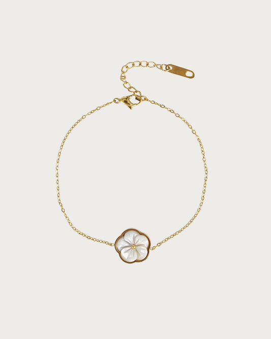 Pulsera dorada de nácar con flor blanca