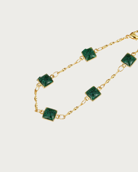 Pulsera dorada con esmalte cuadrado verde