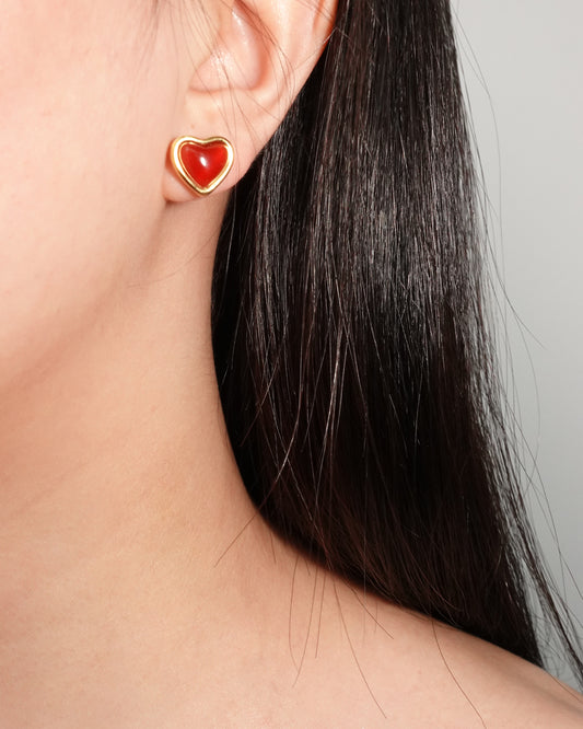 Pendientes dorados con forma de corazón rojo